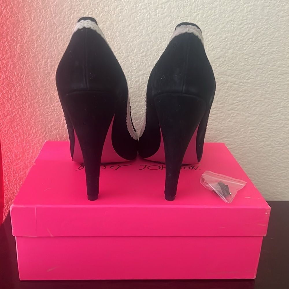 Like new Betsey Johnson “Reese” Heels - Picture 2 of 8